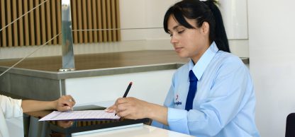 servicios auxiliares ayudando en la gestión de espacios de trabajo